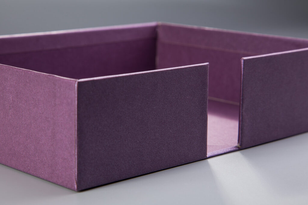 Oklejone wycięcie ułatwiające wyciąganie produktów z pudełka.