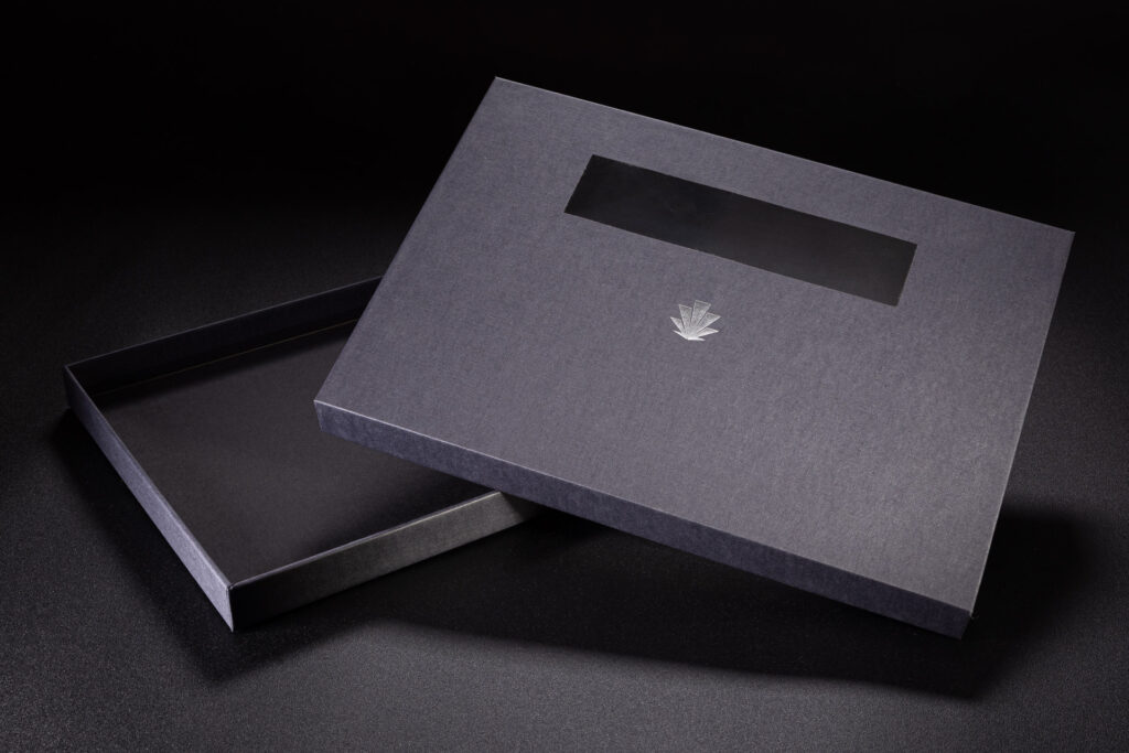 Otwarte pudełko denko owieczko z okienkiem prostokątnym i szybką