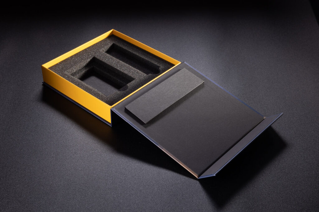 Pudełko korpus okładka z kieszonką i wkładką piankową.