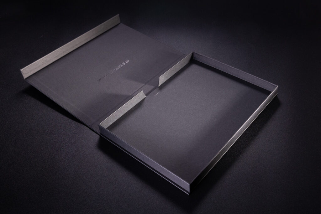 Wycięcie w korpusie pudełka magnetycznego na dokumenty. Elegancki sposób na ułatwienie dotarcia do dokumentów.