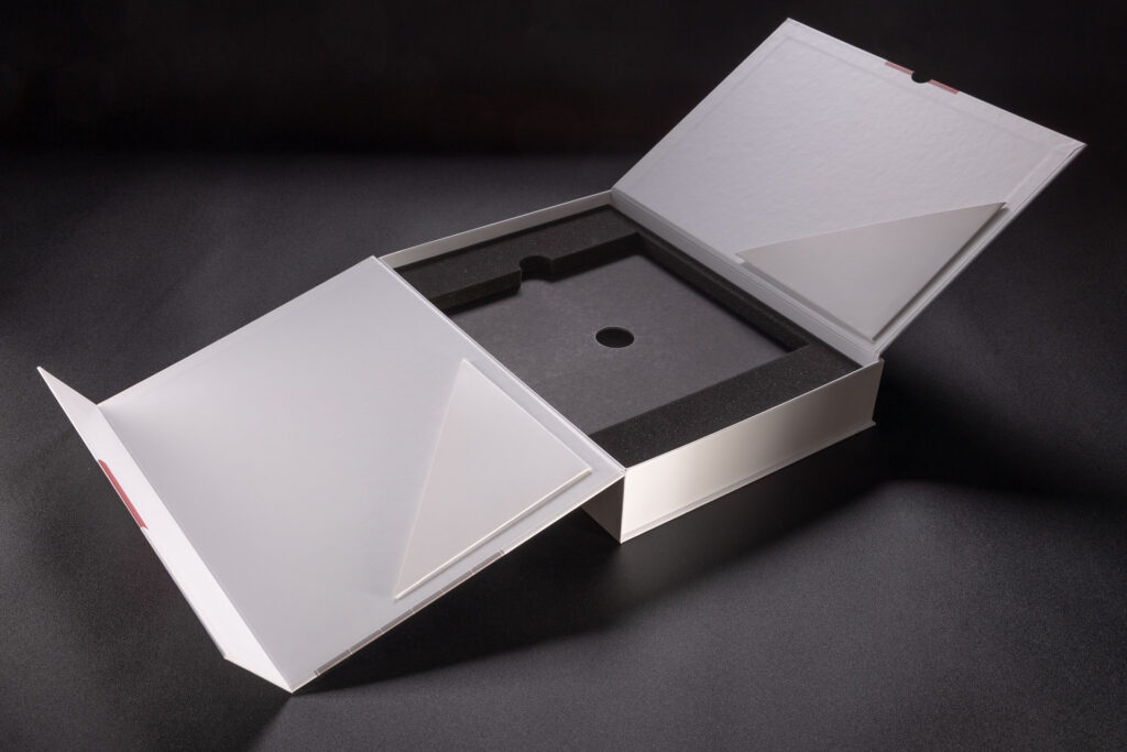 Pudełko magnetyczne z dodatkową klapką i kierunkami trójkątnymi.
