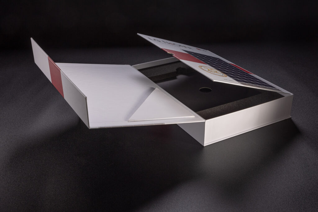 Prestiżowe pudełko z magnesami z dodatkową klapką zamykaną do środka. 2 trójkątne kieszonki na dokumenty.