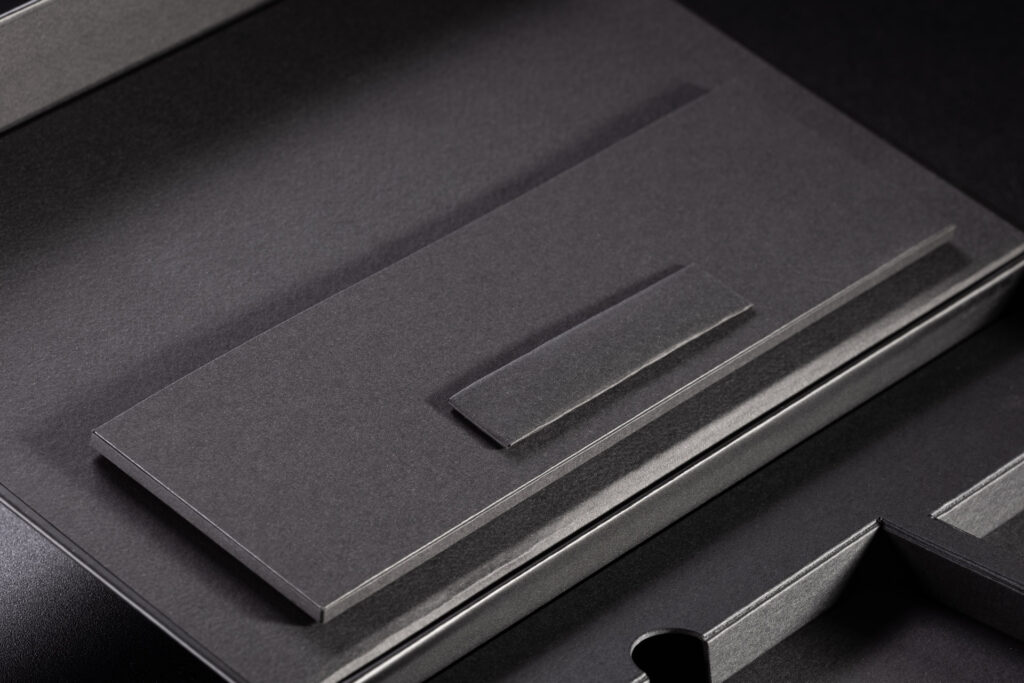 Eleganckie i przydatne dodatki do pudełka. Czarna kieszonka na dokumenty oraz mały holenderek na wizytówkę. 