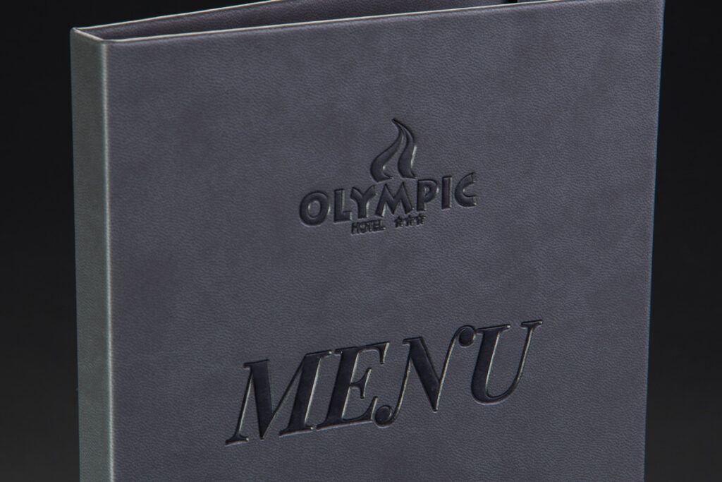 Tłoczenie logo lub tytułu na termoprzebarwialnym materiale oklejającym tekturę