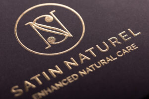 Przykład wykonania tłoczenia wypukłego z jednoczesnym złoceniem. 