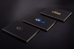 Prestiżowe czarne etiu typu case-card z hotstampingiem na wierzchu