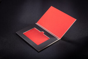 Eleganckie czarno-czerwone, sztywne etui na kartę lojalnościową lub prezentową