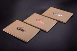 Różnokolorowy hot stamping na case-card. Elegancki efekt lekko wtłoczone logo w różnych kolorach.