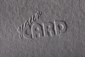 Tłoczenie logo na tekturze to dobry sposób na dyskretną i elegancką prezentację swojego znaku.