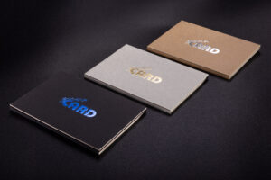 Różne kolory okładek na karty dają wachlarz możliwości. Papiery ozdone na wierzchu.