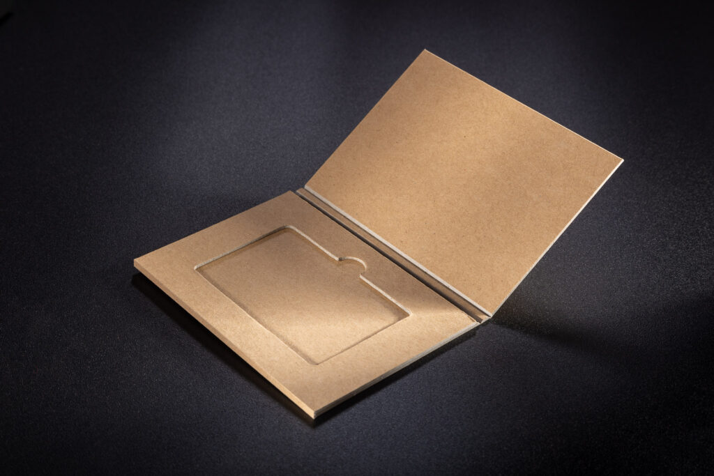 Elegancka ekologiczna wersja Casecard w widoczną szarą tekturą w przekroju