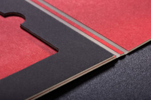 śnieżno biły rdzeń etui widoczny w rowkach i na krawędziach pięknie kontrastuje z kolorową okleiną. Jest efekt WOW.