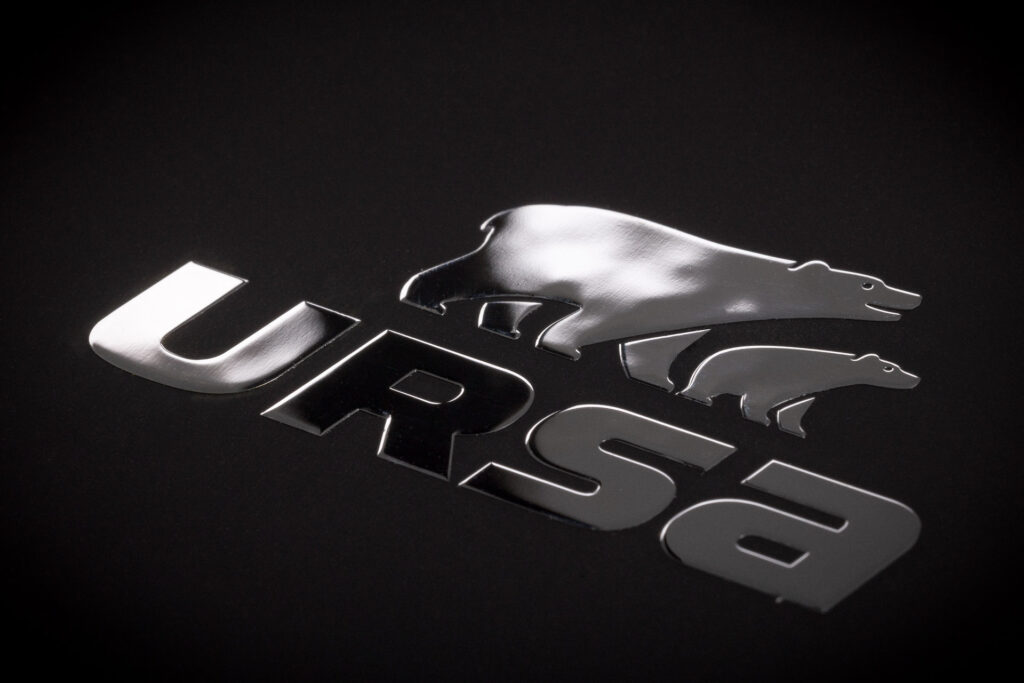 Logo metaliczne na czarnej powierzchni gładkiego ozdobnego papieru